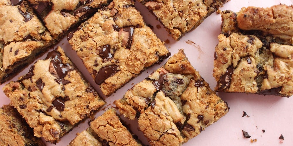 dark chocolate chunk cookie bars with raspberry smidgens